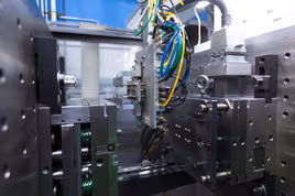 Large metal injection molding machine